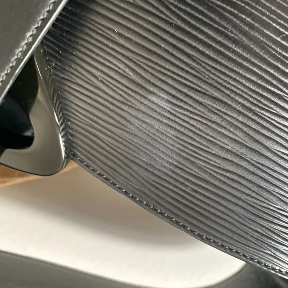 Louis Vuitton Reverie Leather Bag - Picture 16 of 16